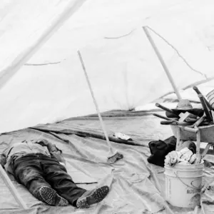 テントの中で寝る男