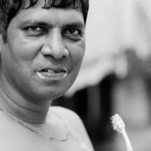 ムンバイの路上で歯を磨く男
