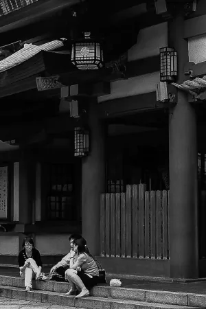 日枝神社の門前にいた若者たち