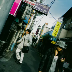 路地を歩く男と女