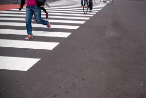 横断歩道を走るおみ足