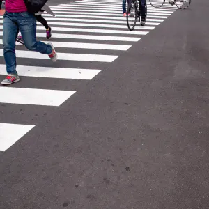 横断歩道を走るおみ足