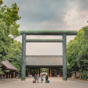 鳥居の前の男たち