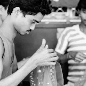 針仕事をする男たち