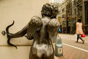 密かに狙いを定めるキューピッド