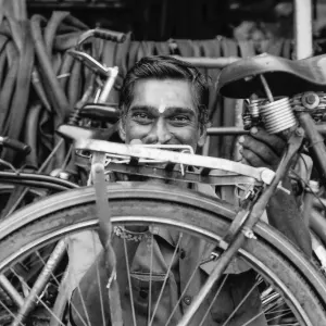 自転車を修理する男