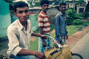 ベルハンポルの田舎道を歩く三人の男たち