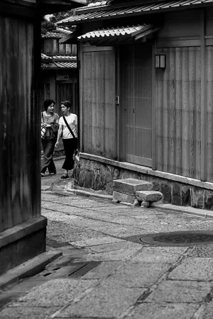 祇園の小径を歩く女性