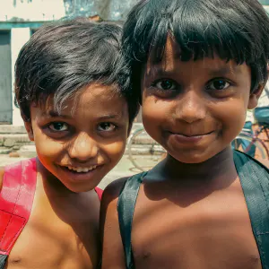 上半身裸の小学生