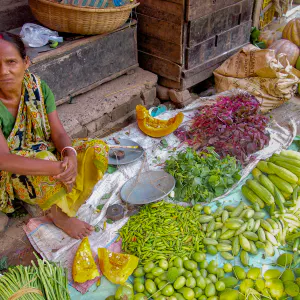 野菜を売る女