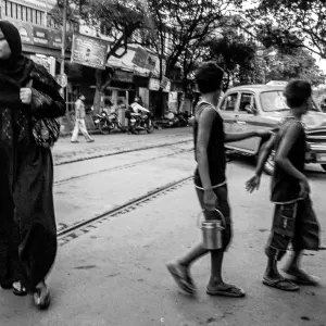 道路を横断したムスリム女性と男の子