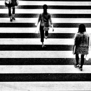 横断歩道の上の三人の女