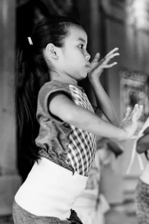 バリ舞踊のレッスンを受ける女の子