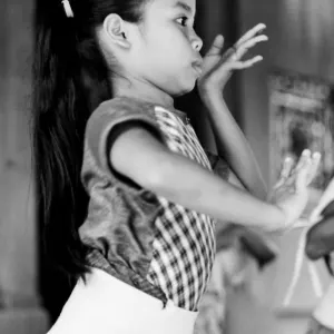 バリ舞踊のレッスンを受ける女の子