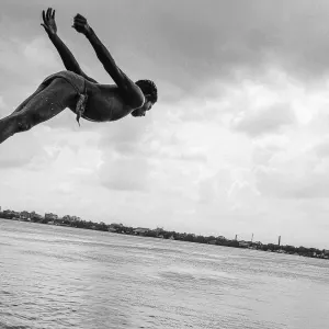 フーグリ川へジャンプする男の子