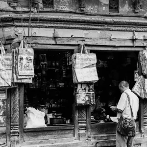 雑貨店で買い物する男