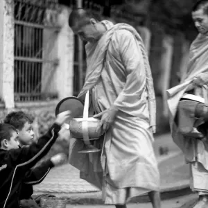 托鉢を受ける年配の僧侶