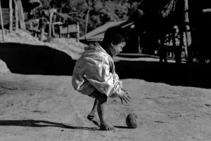 ボール遊びをする男の子