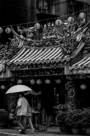 寺院の前の傘