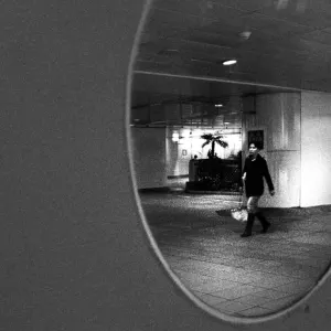 忠孝復興駅の通路にあった丸い鏡