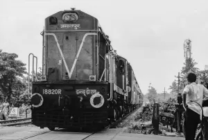 線路を走ってきた列車