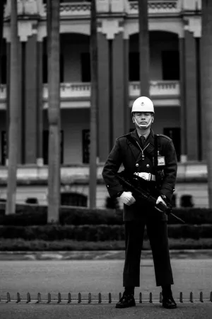 中華民国総統府の前に立つ兵士