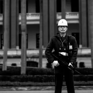 中華民国総統府の前に立つ兵士