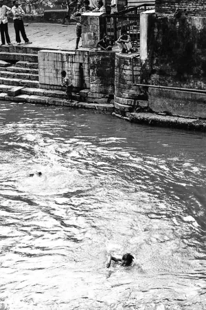 聖なる川で泳ぐ男の子