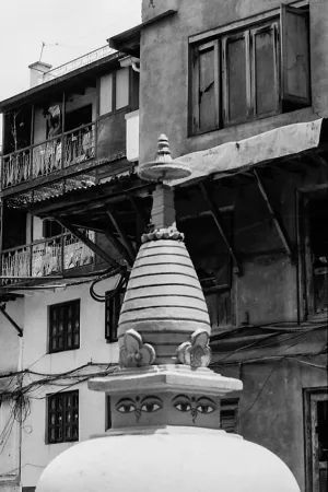 チョクに建つ目の付いた仏塔