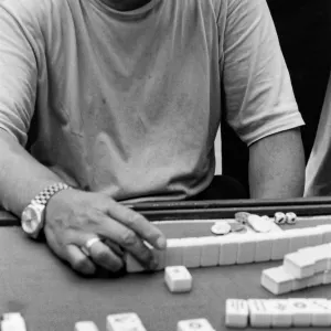 Man playing mahjong by the wayside