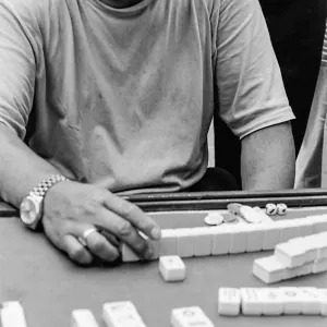 Man playing mahjong by the wayside