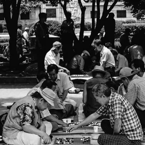 公園の片隅で碁に興じる男たち