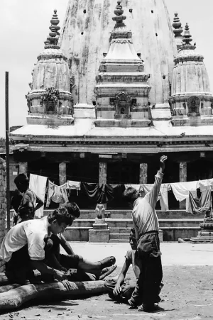 ヒンドゥー寺院のある中庭で屯する若者