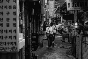 ゴミゴミした路地に立つ女