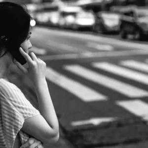 携帯電話で話す若い女