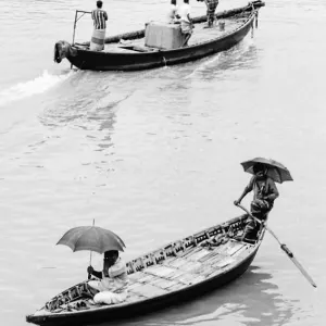 木製の舟の上の蝙蝠傘