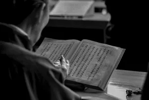 経典を読む女