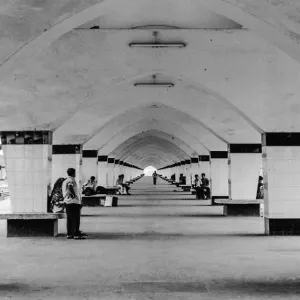 コムラプール駅の長いプラットホーム