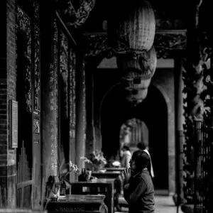 woman praying in Baoan