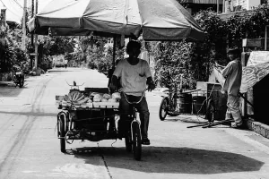 大きな日傘の付いた三輪車