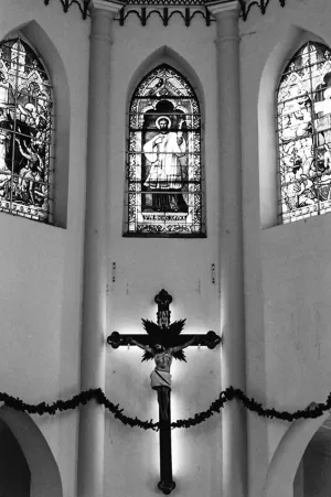 十字架とステンドグラス