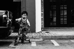 補助輪付きの自転車に乗った男の子