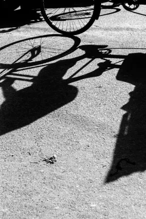 サイクルリクシャーの車輪と脚の影