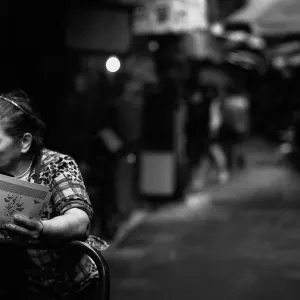 薄暗い通路を歩く女