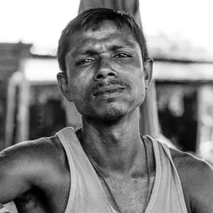 眉間に皺を寄せる男