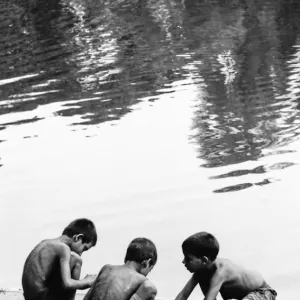 水辺の男の子たち
