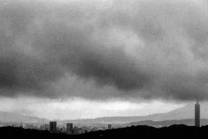 曇った台北の街並み