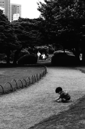 真珠御苑の小径で遊ぶ男の子