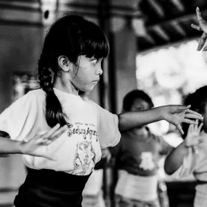 バリ舞踏の練習をする女の子