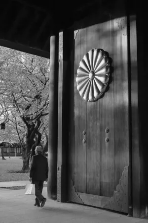 菊の紋章の付いた靖国神社の扉